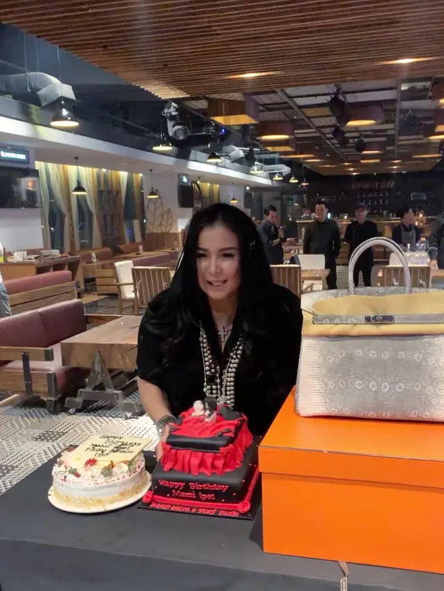 6 Momen Kejutan Ulang Tahun Jennifer Ipel, Istri Ajun Perwira yang Ke-49