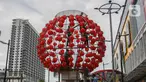 Pekerja tengah memasang lampion untuk merayakan Imlek 2024 di Kawasan Glodok, Jakarta, Selasa (30/1/2024). (Liputan6.com/Angga Yuniar)