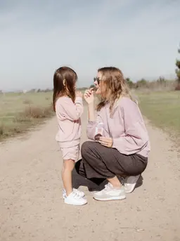 Ilustrasi ibu dan anak bahagia | copyright unsplash.com/Perfect Snacks