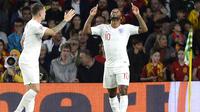 Gelandang Inggris, Raheem Sterling, merayakan gol yang dicetaknya ke gawang Spanyol pada laga UEFA Nations League di Stadion Benito Villamarin, Sevilla, Senin (15/10). Spanyol kalah 2-3 dari Inggris. (AFP/Cristina Quicler)