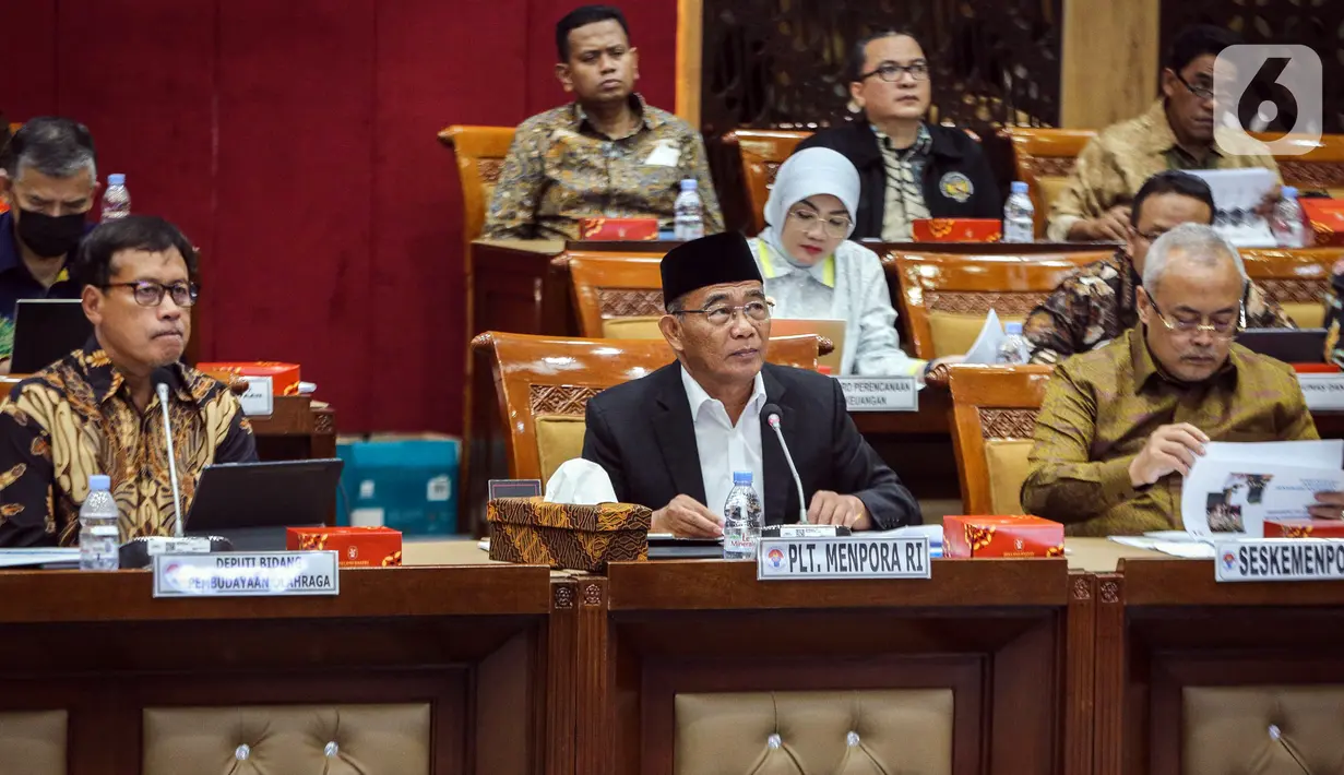 "Kita liat nanti perkembangan. Yang jelas, Inshaa Allah FIFA sangat paham dengan Indonesia dan tidak akan ada itu mudah-mudahan ya tidak akan ada sanksi-sanksi yang dibayangkan yang seram-seram itu ya. Mudah-mudahan," jelas Muhadjir. (Liputan6.com/Faizal Fanani)