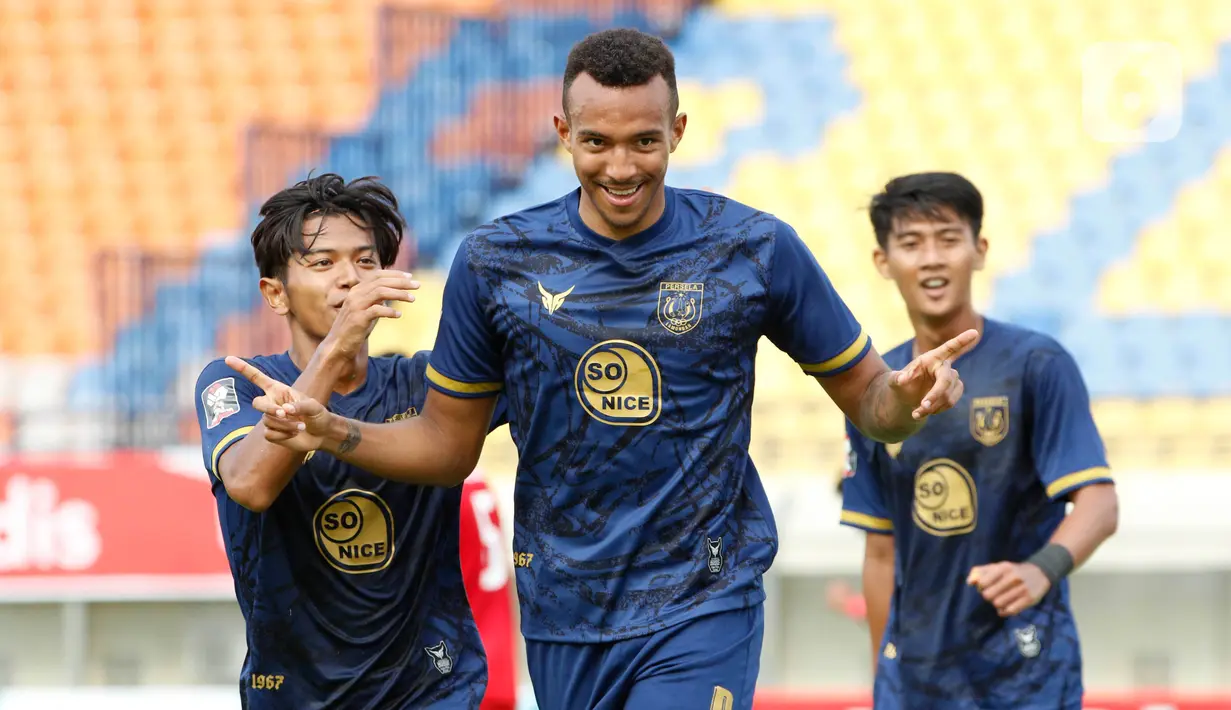 Selebrasi pemain Persela Lamongan, Melvyn Lorenzen usai menjebol gawang Persik Kediri dalam pertandingan Babak Penyisihan Grup C Piala Menpora 2021 di Stadion Si Jalak Harupat, Bandung. Rabu (7/4/2021). Persela Lamongan bermain imbang atas Persik Kediri 2-2. (Bola.com/Ikhwan Yanuar)