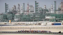 Deretan pebalap sepeda beraksi di Etape 5 Tour of Qatar, antara Sealine Beach Resort dan Doha. (12/2/2016). (AFP/Eric Feferberg)