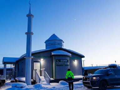 Bulan sabit terlihat di atas Masjid Midnight Sun, Inuvik, Kanada, saat waktu berbuka puasa Ramadan pada 2 Maret 2025. (Cole BURSTON/AFP)