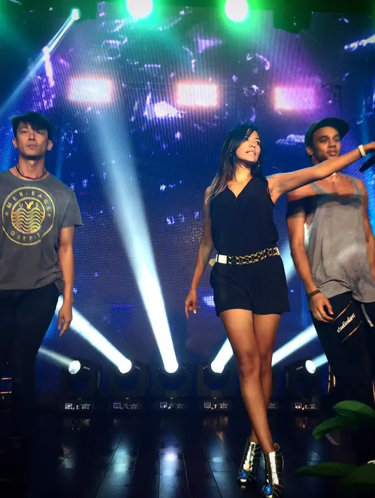 Shanty berlatih keras selama belasan jam demi menampilkan pertunjukkan yang terbaik bagi para penonton di acara peringatan ulang tahun Singapura ke-50 di Hong Kong. (Tasha Darsono/Bintang.com)