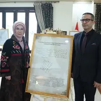Sebelum pulang ke Turki, Emine Erdogan sempat berkunjung ke Institut Yunus Emre atau Pusat Kebudayaan Turki yang dan berlokasi di Bintaro, Jakarta Selatan, pada Rabu, 12 Februari 2025. Tampilannya pun mencuri perhatian dengan mengenakan batik. [@emineerdogan]