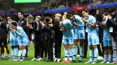 Para pemain Thailand menyapa suporter usai pertandingan melawan Amerika Serikat pada grup F Piala Dunia Wanita Prancis 2019 di Stadion Auguste-Delaune di Reims, Prancis (11/6/2019). Amerika Serikat berhasil menang telak atas Thailand dengan skor 13-0. (AFP Photo/Thomas Samson)