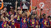 Para pemain FC Barcelona mengangkat trofi saat mereka merayakan kemenangan pertandingan final Piala Super Spanyol melawan Real Madrid di King Abdullah Sports City Stadium, Jeddah pada Minggu 11 Januari 2026 waktu setempat atau Senin 12 Januari 2026 dini hari WIB. Mengalahkan Real Madrid dengan skor 3-2, Barcelona sukses merengkuh gelar Piala Super Spanyol 2026. (Fadel SENNA/AFP)