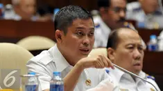 Menteri Perhubungan Ignasius Jonan saat menghadiri rapat kerja dengan Komisi V DPR di Gedung DPR, Jakarta, Selasa (26/1). Rapat membahas hasil pemeriksaan BPK tahun 2015 dan isu terkini terkait transportasi. (Liputan6.com/Johan Tallo)
