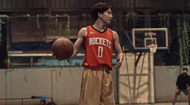 Selain disibukkan sebagai model dan aktor, Jeffry Reksa selalu menyempatkan untuk berolahraga. Salah satu olahraga favoritnya yakni basket. Bahkan, Jeffry selalu terlihat semangat saat main olahraga ini di lapangan. (Liputan6.com/IG/@jeffryreksaa)