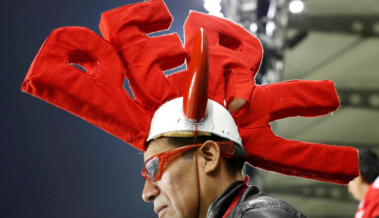 Aksi kreatif suporter Peru saat mendukung tim negaranya. (REUTERS/Carlos Garcia Rawlins)