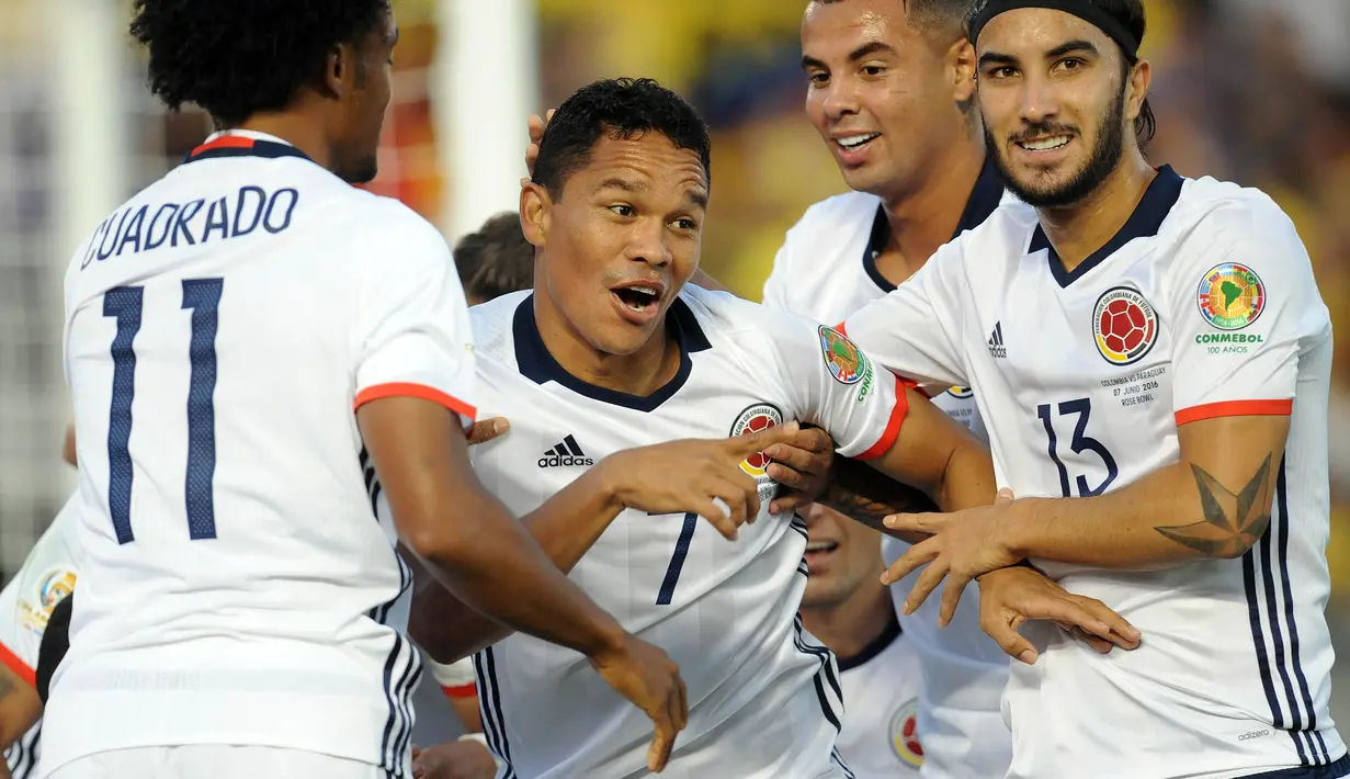 Penyerang Kolombia, Carlos Bacca melakukan selebrasi usai mencetak gol kegawang Paraguay di penyisihan Copa America Centenario 2016 di Stadion Rose Bowl, AS (8/6). Kolombia menang atas Paraguay dengan skor 2-1. (Vasquez-USA TODAY Sports)