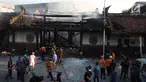 Petugas pemadam kebakaran dan warga berkumpul di lokasi kebakaran yang melanda kompleks Kelenteng Tay Kak Sie di Gang Lombok, Semarang, Kamis (21/3). Dilaporkan satu orang tewas dalam insiden kebakaran ini. (Liputan6.com/Gholib)