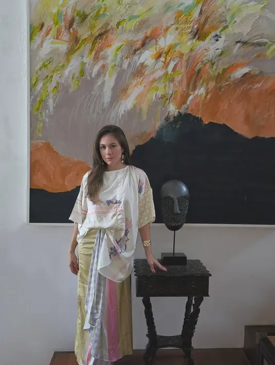 Wulan Guritno tampil mengenakan setelan bernuansa pastel. Penampilan awet mudanya semakin terpancar dengan atasan berwarna dasar putih dengan corak batik, dipadu dengan rok lilit bernuansa kehijauan. [Foto: Instagram/wulanguritno]