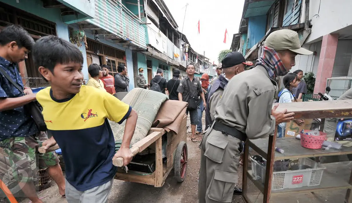 Seorang warga menggunakan gerobak untuk mengemasi perabotan miliknya saat penertiban kawasan Bukit Duri, Jakarta, Rabu (28/9). Sedikitnya 400 petugas gabungan bersiaga di wilayah Bukit Duri yang terdampak penggusuran. (Liputan6.com/Yoppy Renato)