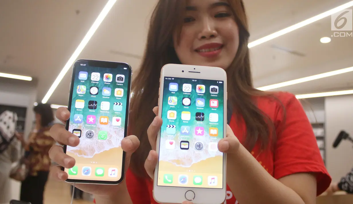 Karyawan menunjukkan iPhone X dan iPhone 8 pada penjualan perdana di gerai iBox, Central Park, Jakarta, Jumat (22/12). Calon pembeli rela antre untuk membeli iPhone terbaru sejak pagi hari. (Liputan6.com/Angga Yuniar)