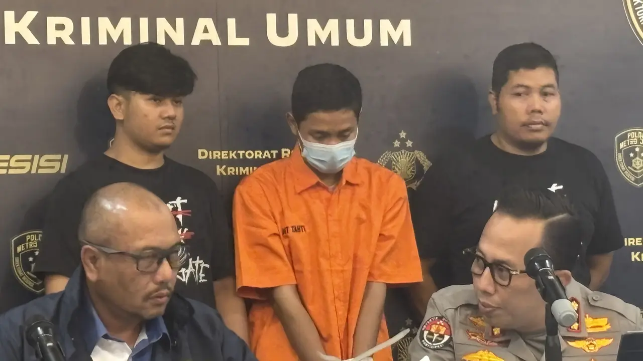 Direktur Reserse Kriminal Umum Polda Metro Jaya Kombes Wira Satya Triputra saat konferensi pers pengungkapan kasus pembunuhan bos sembako di Bekasi, Selasa (3/6/2025).