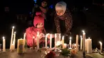 Sawsan Idris bersama putrinya menyalakan lilin dalam aksi dukungan pada komunitas muslim di Moncton, New Brunswick, Senin (30/1). Dukungan itu setelah aksi penembakan di sebuah masjid di Kota Quebec, Kanada. (Darren Calabrese/The Canadian Press via AP)
