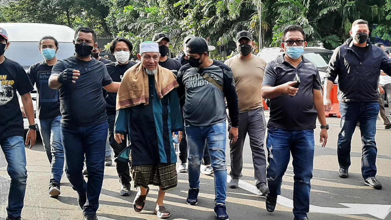 Pimpinan Khilafatul Muslimin Abdul Qadir Hasan Baraja saat tiba di Polda Metro Jaya, Selasa (7/6/2022). (Liputan6.com/Ady Anugrahadi)