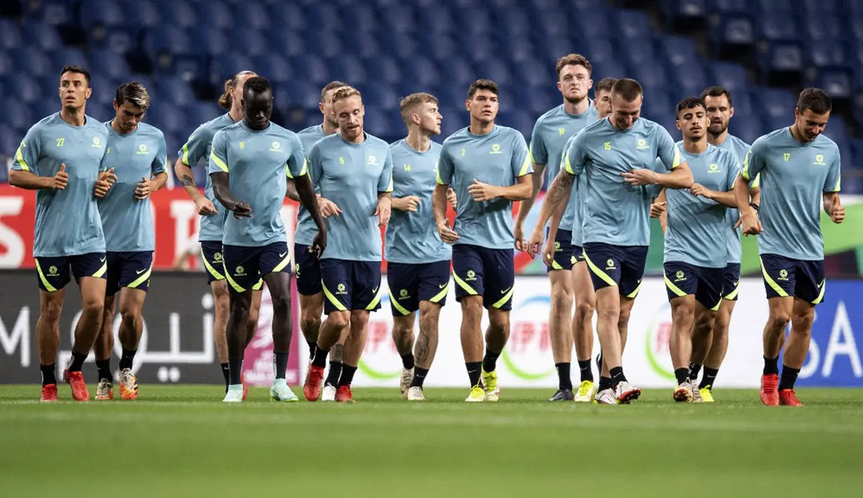 Para pemain Australia menghadiri sesi latihan di Stadion Saitama, Saitama, Jepang, Senin (11/10/2021). Australia akan menghadapi Jepang pada pertandingan kualifikasi Piala Dunia 2022. (CHARLY TRIBALLEAU/AFP)