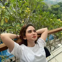 Di momen Hari Ayah Nasional 12 November 2023, artis cantik Tissa Biani mengunjungi makam ayahnya, Bobby Begjo Wawasno. Kekasih Dul Jaelani itu mengungkapkan rasa kangen kepada sang ayah yang meninggal dunia pada 2 April 2023 lalu. [Instagram/tissabiani]