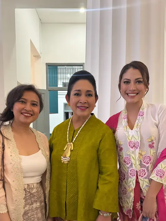 Titiek Soeharto bergaya mature dengan kebaya encim A-line dan kain Batik bernuansa earth tone. Ia terlihat jinjing tas hijau emerald [@cynthiaganesha]