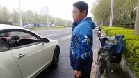 Seorang bocah yang mengendarai skuter menabrak kaca spion mobil Bentley sehingga harus ganti rugi antara Rp 57-77 juta. (Shanghaiist))