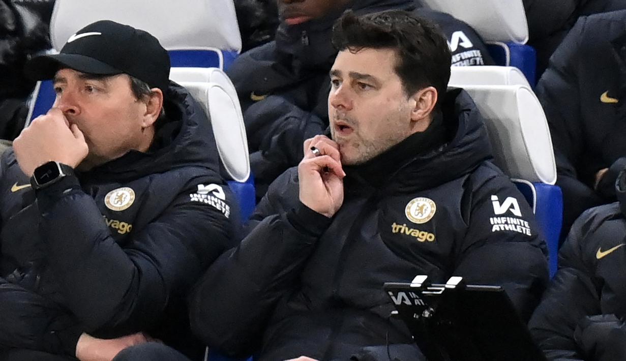 <p>Pelatih Chelsea, Mauricio Pochettino, tampak serius mengamati permainan anak asuhnya saat melawan melawan Leeds United dalam duel putaran kelima FA Cup 2023/2024 di Stadion, Kamis (29/2/2024). (AFP/Glyn Kirk)</p>