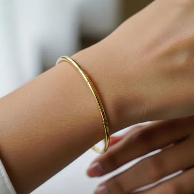Gelang Emas Minimalis Tipis tapi Tetap Terlihat Mahal (AI)
