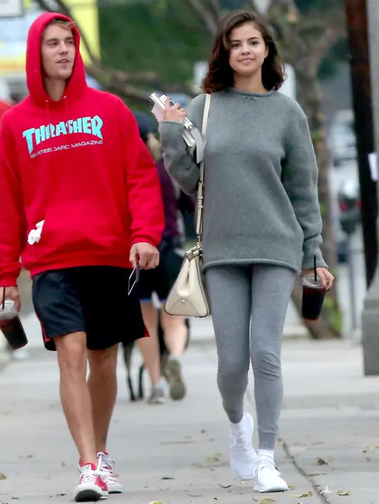 Bagaimana tidak, Selena dan Justin adalah pasangan ikonik yang kemesraannya selalu menjadi sorotan paparazzi. (BACKGRID/USMagazine)