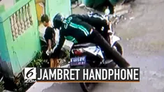 Seorang pengemudi ojek online terekam cctv saat menjambret handphone seorang bocah. Polisi telah mengetahui identitas pelaku dan kini sedang melakukan pengejaran.