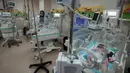 <p>Dokter Palestina merawat bayi yang lahir prematur di Rumah Sakit Al Aqsa, Deir el-Balah, Jalur Gaza, Minggu (22/10/2023). (AP Photo/Adel Hana)</p>