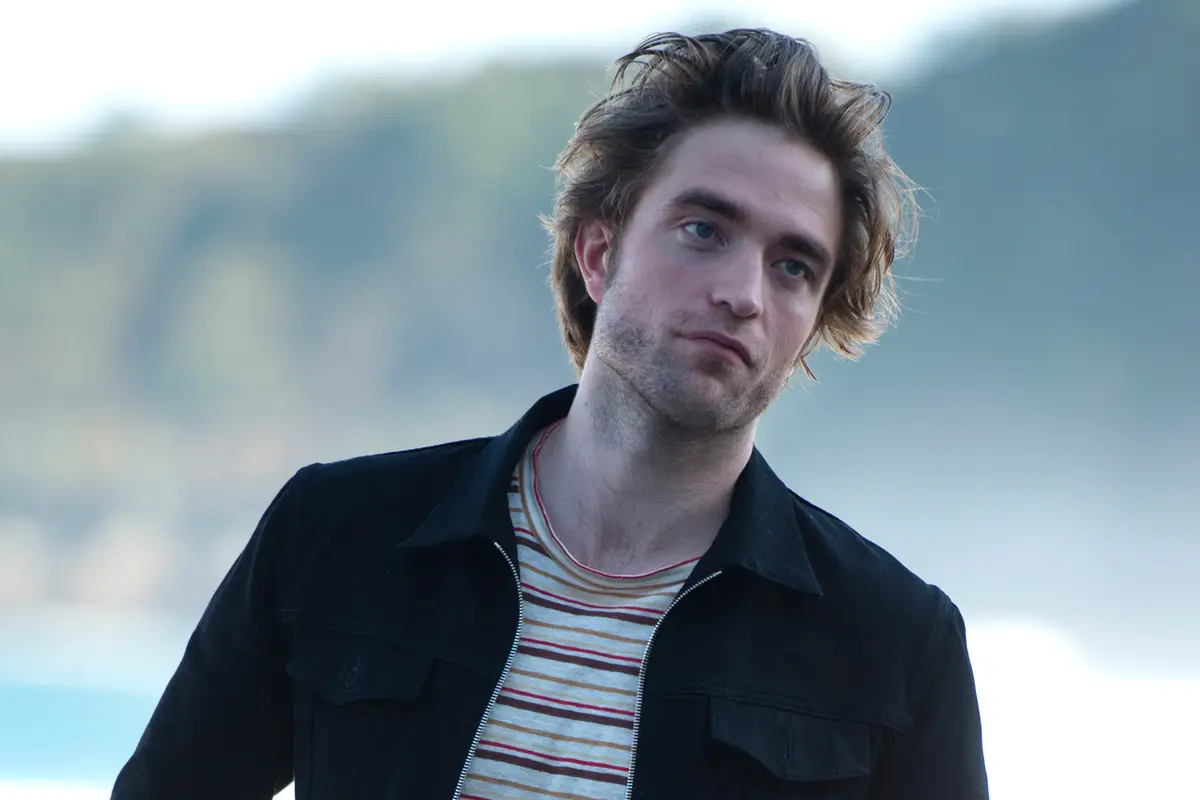 Gaya Robert Pattinson Saat Hadiri Festival Film San Sebastian
