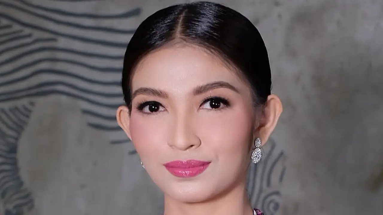 Gaya Selvi Ananda saat Tedak Siten Anak Erina Gudono. [@antoniusanungmakeup]