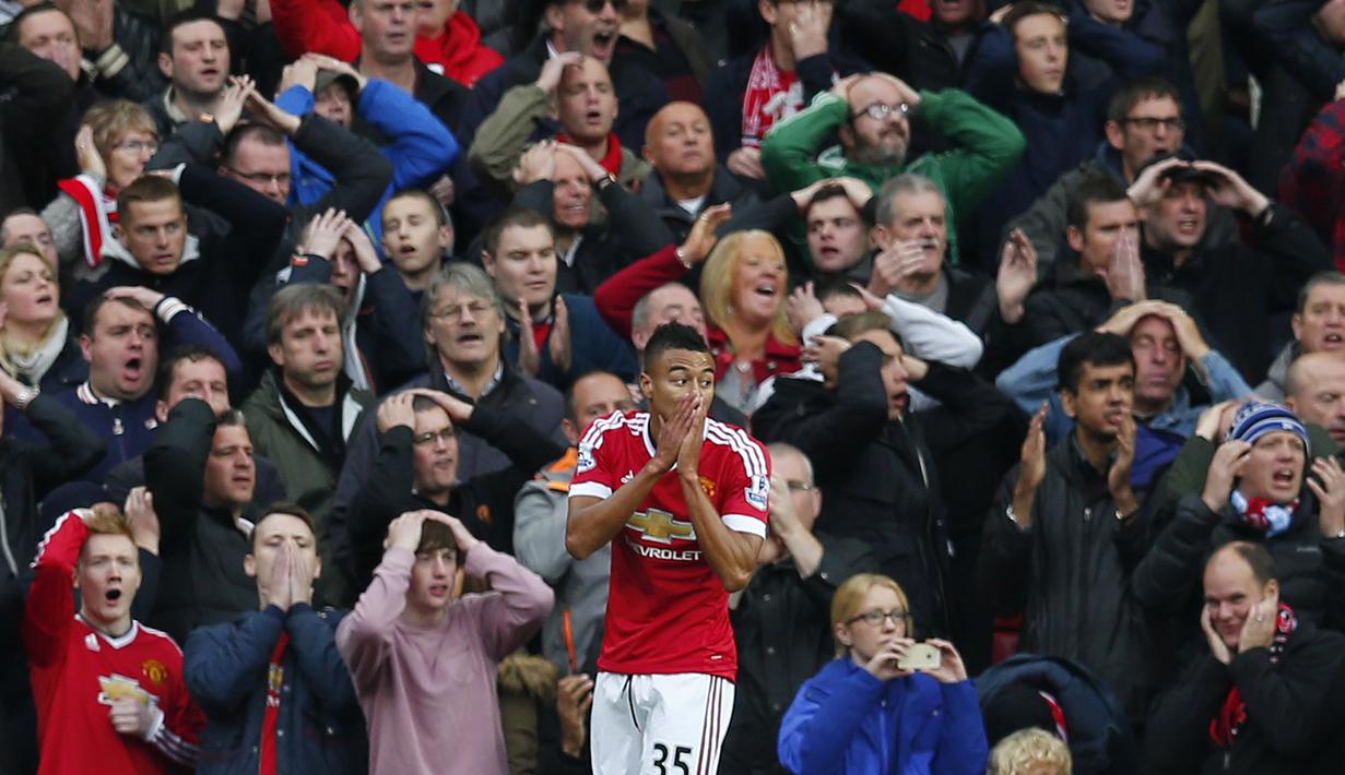 Ekspresi Jesse Lindgard setelah gagal memanfaatkan peluang di depan gawang Manchester City, Minggu (25/10/2015). (Reuters/ Eddie Keogh)