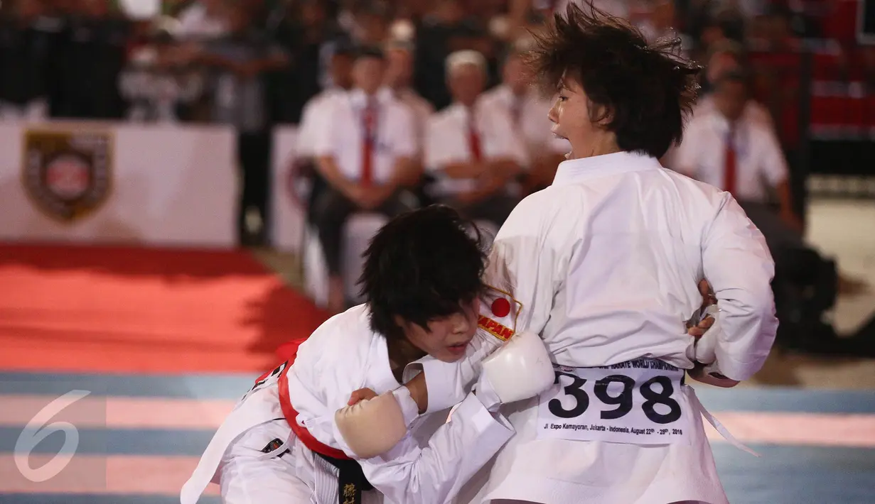 Aksi peserta wanita untuk memperebutkan point dalam Kejuaraan Dunia Karate SKIF 2016 di Jiexpo Kemayoran, Jakarta, Minggu (28/8). Kegiatan yang berlangsung dari 26-28 Agustus tersebut diikuti peserta berbagai negara. (Liputan6.com/Faizal Fanani)