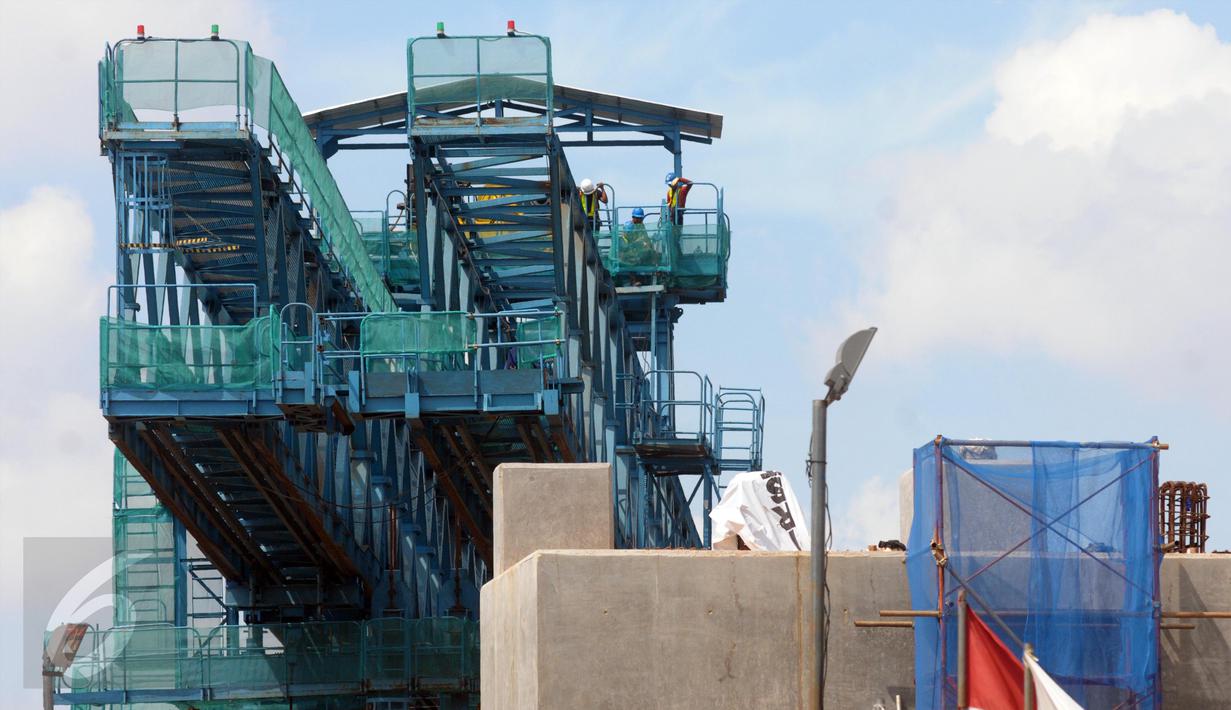 Pekerja memasang alat beton layang proyek Mass Rapid Transportation (MRT) di Kawasan Lebak Bulus, Jakarta, (15/5).Pembangunan MRT dipercepat agar dapat terintergrasi dengan pembangunan kereta ringan (Light Rail Transit). (Liputan6.com/Helmi Afandi)