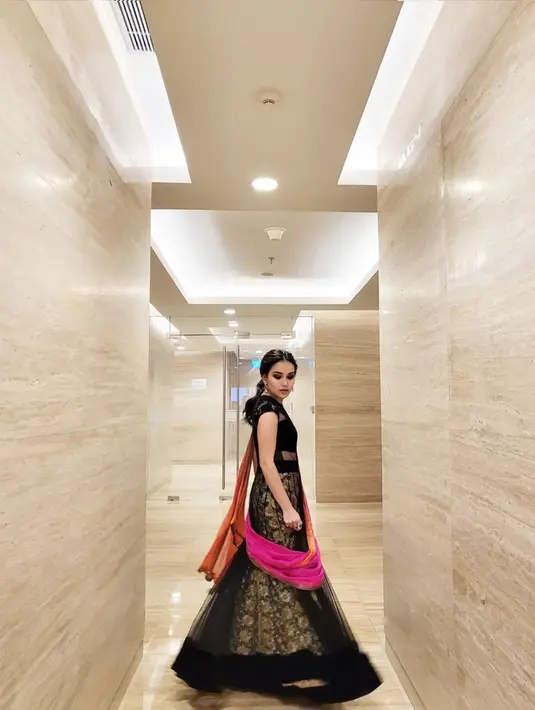 Balutan baju khas India lengkap dengan kain sari berwarna merah muda perpaduan oren membuatnya sangat anggun.  Penampilan pemilik nama lengkap Ayu Rosmalina saat mengenakan busana India ini banjir pujian netizen. (Instagram/ ayutingting92)