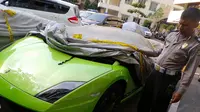 Petugas menunjukan mobil Lamborghini milik Abraham Lunggana atau Haji Lulung di Gedung Korlantas Polri, (1/9/14). (Liputan6.com/Faizal Fanani)