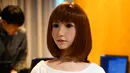Sebuah robot humanoid bernama Erica dipresentasikan pada Konferensi Internasional IROS 2018 di Madrid, Spanyol (5/10). Erica merupakan robot cerdas yang dibuat oleh Hiroshi Ishiguro Laboratories Jepang. (AFP Photo/Gabriel Bouys)