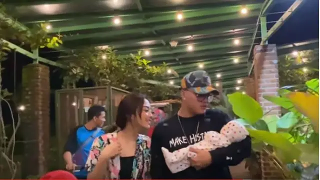 Anak pertama Lina dan Teddy ini juga digendong oleh Rizky Febian.