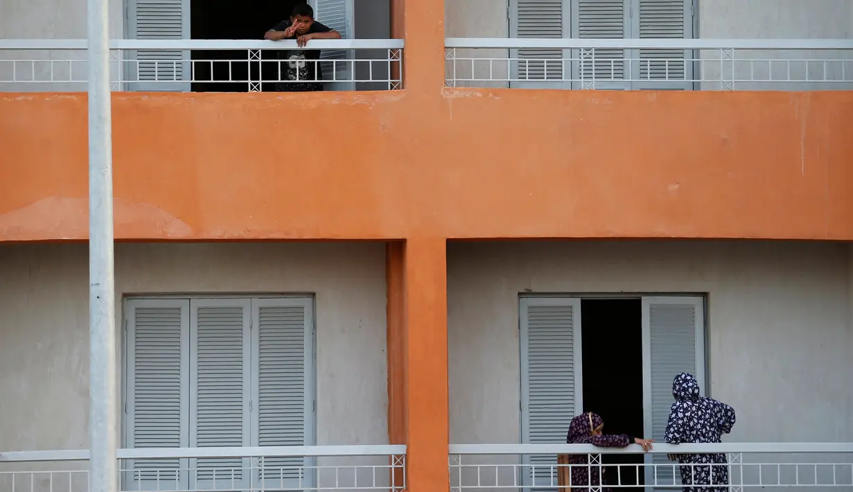 Sejumlah warga bersantai di balkon proyek rumah susun Tahya Misr di Al-Asmarat, Kairo, Mesir, 2 Juni 2016. Proyek rusun ini didirikan di tanah yang dahulunya merupakan permukiman kumuh. (REUTERS/Amr Abdallah Dalsh)