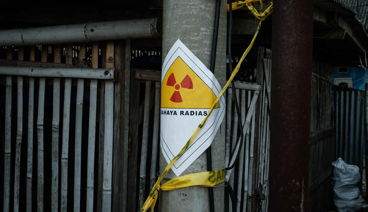 Seluruh lokasi yang terkontaminasi telah dipasangi label atau stiker dan garis tanda bahaya untuk mencegah masyarakat beraktivitas di sekitar area tersebut. (Yasuyoshi CHIBA/AFP)