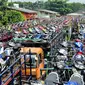 Hari ini 1.528 motor milik pemudik diangkut dengan 33 unit truk secara gratis menuju kota-kota di Jawa Barat, Jawa Tengah dan Yogyakarta, Jakarta, Rabu (23/7/14). (Liputan6.com/Faizal Fanani)