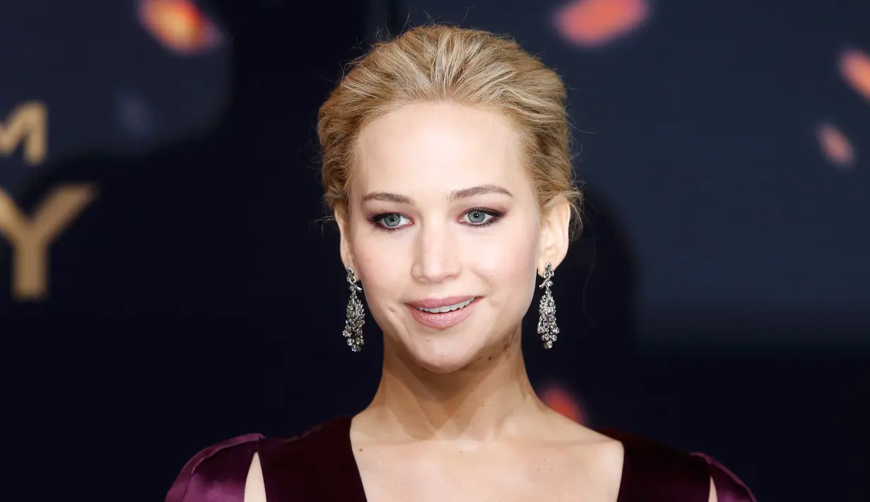 Aktris Jennifer Lawrence saat tiba untuk menghadiri pemutaran perdana "The Hunger Games : Mockingjay - Part 2" di Berlin, Jerman, Rabu (4/11/2015). (REUTERS / Fabrizio Bensch)