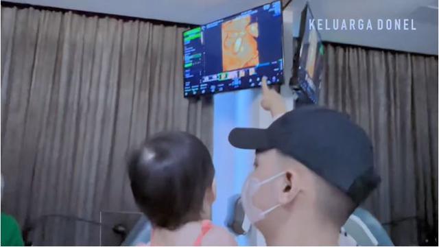 7 Momen Nella Kharisma Jalani USG Kandungan, Ditemani Suami dan Anak
