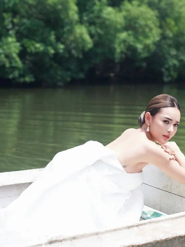 Tampilan Amanda Manopo di Atas Perahu. [@winstongomez]