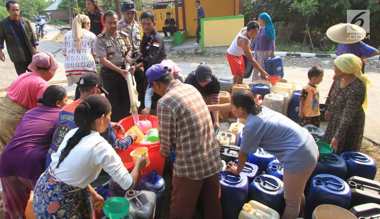 Warga antre mendapatkan bantuan air bersih dari Keluarga Besar Masyarakat Banten di Desa Ridomanah, Cibarusah, Bekasi, Jawa Barat, Rabu (3/7/2019). Krisis air akibat musim kemarau tersebut  menyebabkan warga mengalami kesulitan air untuk memenuhi kebutuhan sehari-hari. (merdeka.com/Arie Basuki)