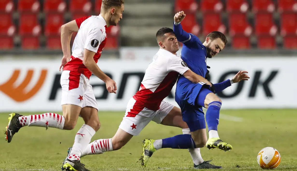 James Maddison (kanan) pun dibuat tak berkutik oleh lini belakang Slavia Praha. (Foto: AP/Petr David Josek)