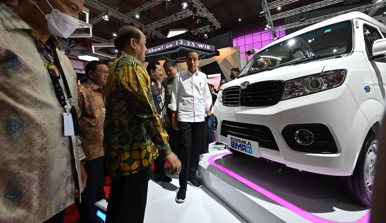 <p>Presiden Joko Widodo atau Jokowi (tengah) melihat mobil listrik Esemka Bima EV saat mengunjungi pameran Indonesia International Motor Show (IIMS) di JIExpo, Kemayoran, Jakarta, Kamis (16/2/2023). Jokowi resmi membuka IIMS 2023. (ADEK BERRY/AFP)</p>